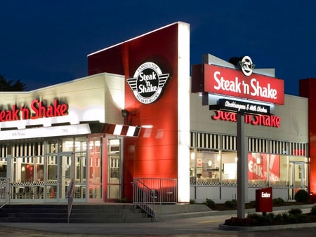 Steak 'n Shake restaurant exterior at night
